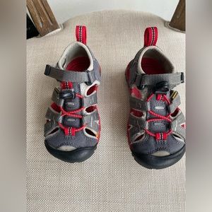 Like New! Keen Seacamp II in Magnet Drizzle. Toddler sz 8.  Machine washable.